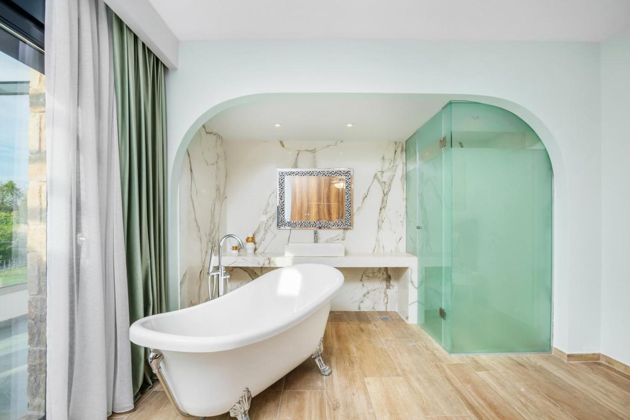 Epta Villas Luxury Redefined อาเกีย ปาราสเควิ ภายนอก รูปภาพ